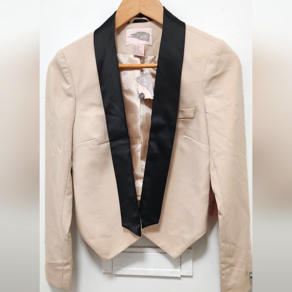 FOREVER 21 Blaizer Creme color Size XS New With Tag.
